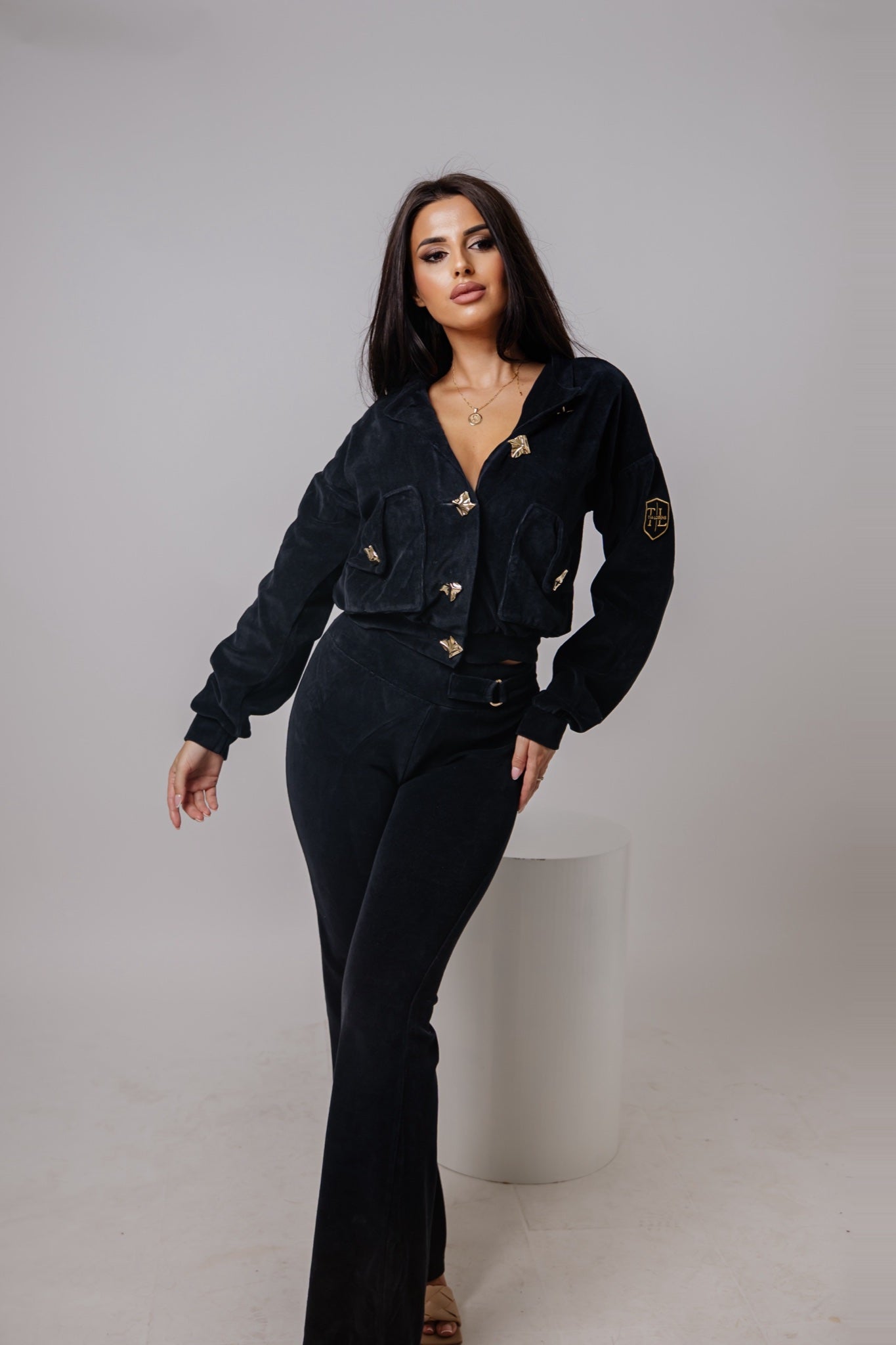 Tia Lorens Velvet Luxe Plush Set – Black – 2
